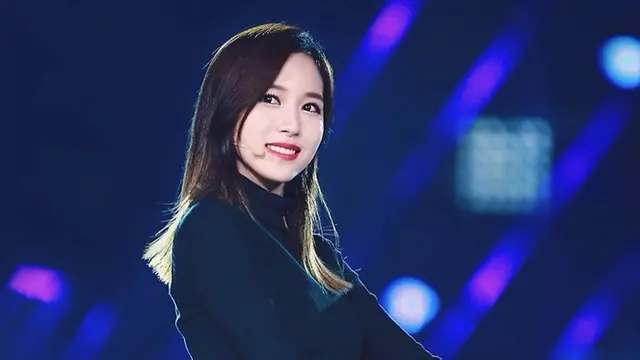 Idap Anxiety Disorder, Ini 6 Potret Cantiknya Mina TWICE di Panggung