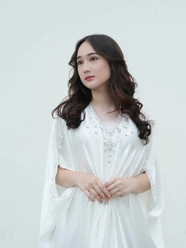 8 Model Baju Gamis Polos Modern Terbaru 2025, Tampil Simple dan Elegan