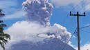 Gumpalan abu tebal membumbung tinggi akibat letusan Gunung Sinabung di Kabupaten Karo, Sumatera Utara, Senin (19/2) pagi. Kolom abu vulkanis yang dihasilkan menjulang tinggi mencapai 5.000 meter atau 5 kilometer (km). (twitter/@id_magma)