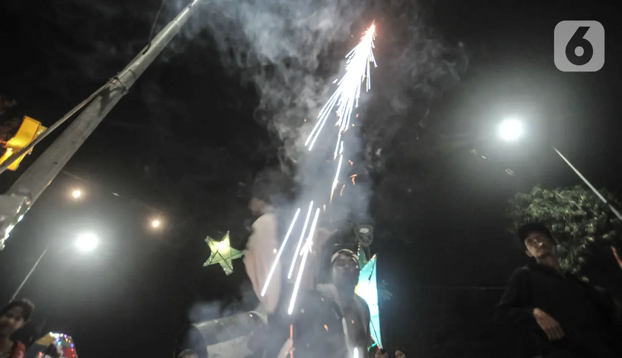 Warga menyalakan petasan saat merayakan malam takbiran Idul Fitri di Manggarai, Jakarta, Rabu (13/5/2021). Tradisi merayakan malam takbiran dengan memainkan bedug dan membuat hiasan bernuansa Islam masih terlihat di pinggiran Ibu Kota meski pandemi Covid-19. (merdeka.com/Iqbal S. Nugroho)