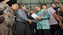 Menteri PPN/Kepala Bappenas, Andrinof Chaniago didampingi Deputi Bidang Pencegahan KPK Johan Budi (kiri), Jakarta, Kamis (4/12/2014). (Liputan6.com/Miftahul Hayat)