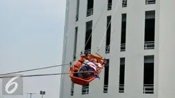 Petugas damkar melakukan evakuasi korban saat simulasi penanggulangan kebakaran di Senayan City, Jakarta, Kamis (26/11). Simulasi dilakukan untuk melatih kesiap-siagaan pengelola pusat belanja dalam menghadapi kebakaran. (Liputan6.com/Gempur M Surya)