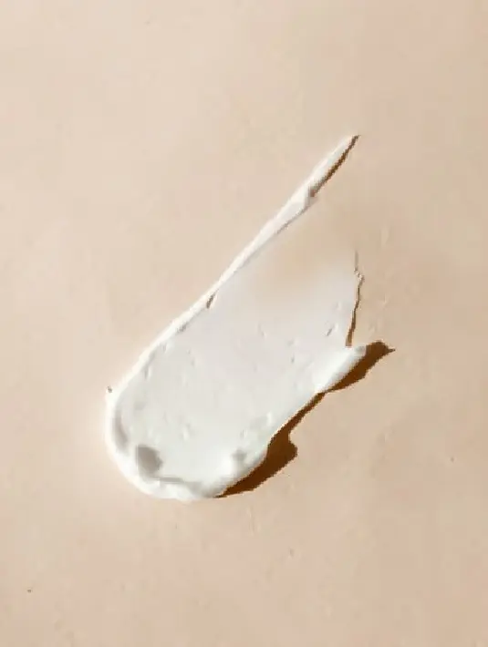 Niacinamide biasanya berfungsi untuk mengurangi garis halus, kerutan, jerawat, eksim, perubahan warna, rosacea, pori-pori besar, kulit berminyak, dan kerusakan kulit akibat paparan sinar matahari. Foto ilustrasi: unsplash.com/Kelsey Curtis.