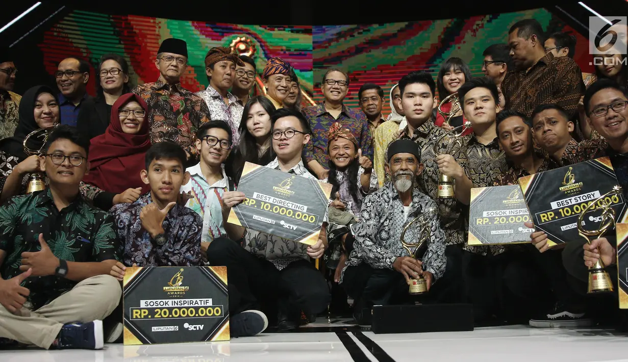 Para pemenang ajang Liputan6 Award 2018 foto bersama usai acara di SCTV Tower, Jakarta, Minggu (20/5). Liputan6 Awards adalah event tahunan Liputan 6 yang bertepatan dengan HUT Liputan 6 ke-22 tahun. (Liputan6.com/Herman Zakharia)