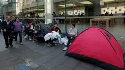 Para penggemar iPhone 7 mulai mendirikan tenda di trotoar di depan toko, Australia, Sydney, Kamis (15/9). Selain tenda, penggemar iPhone 7 juga membawa kursi lipat. (REUTERS / Jason Reed)
