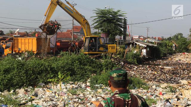 Personel TNI Bersihkan Kali Baru