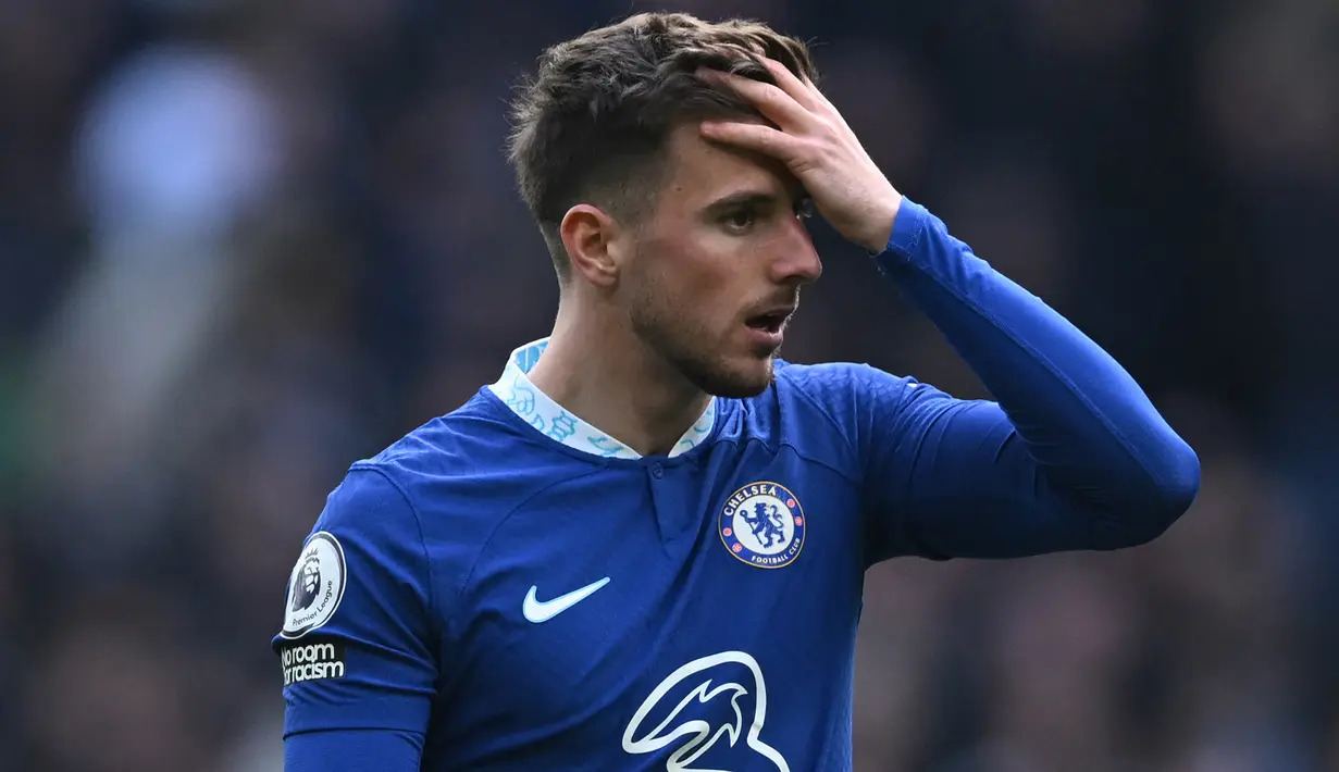Reaksi kecewa gelandang Chelsea, Mason Mount saat menghadapi Tottenham Hotspur pada laga Liga Inggris 2022/2023 di Tottenham Hotspur Stadium, London (26/2/2023). Baru mencetak 3 gol dan 6 assist dari 32 laga bagi Chelsea musim 2022/2023 ini, nilai pasar Mason Mount turun 10 juta euro dari 75 juta euro (Rp1,2 triliun) menjadi 65 juta euro (Rp1 triliun). (AFP/Justin Tallis)