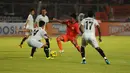 Penyerang Persija Agung Suprianto mencoba menembus ketatnya pertahanan PDRM FA Malaysia saat berlaga di turnamen Trofeo Persija (Liputan6.com/ Helmi Fithriansyah) 
