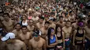 Pelari berbaris di garis start dengan bertelanjang dada ketika berpartisipasi dalam The "Underpants Run" di Manila, Filipina, 8 April 2018. Acara yang pertama kali diadakan di Manila ini berkonsep fun run. (NOEL CELIS / AFP)