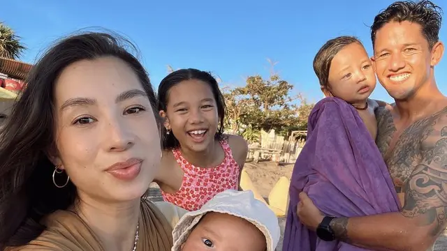 Gaya Jennifer Bachdim Bersama Anak keempatnya, credit: Instagram (@jenniferbachdim)