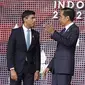 Presiden Indonesia, Joko Widodo atau Jokowi menyambut Perdana Menteri Inggris Rishi Sunak saat tiba pada hari pertama Konferensi Tingkat Tinggi (KTT) G20 di Nusa Dua, Bali, Selasa (15/11/2022) pagi. Jokowi menyampaikan ucapan selamat datang di lobi depan venue utama KTT G20. (Kevin Lamarque/Pool via AP)