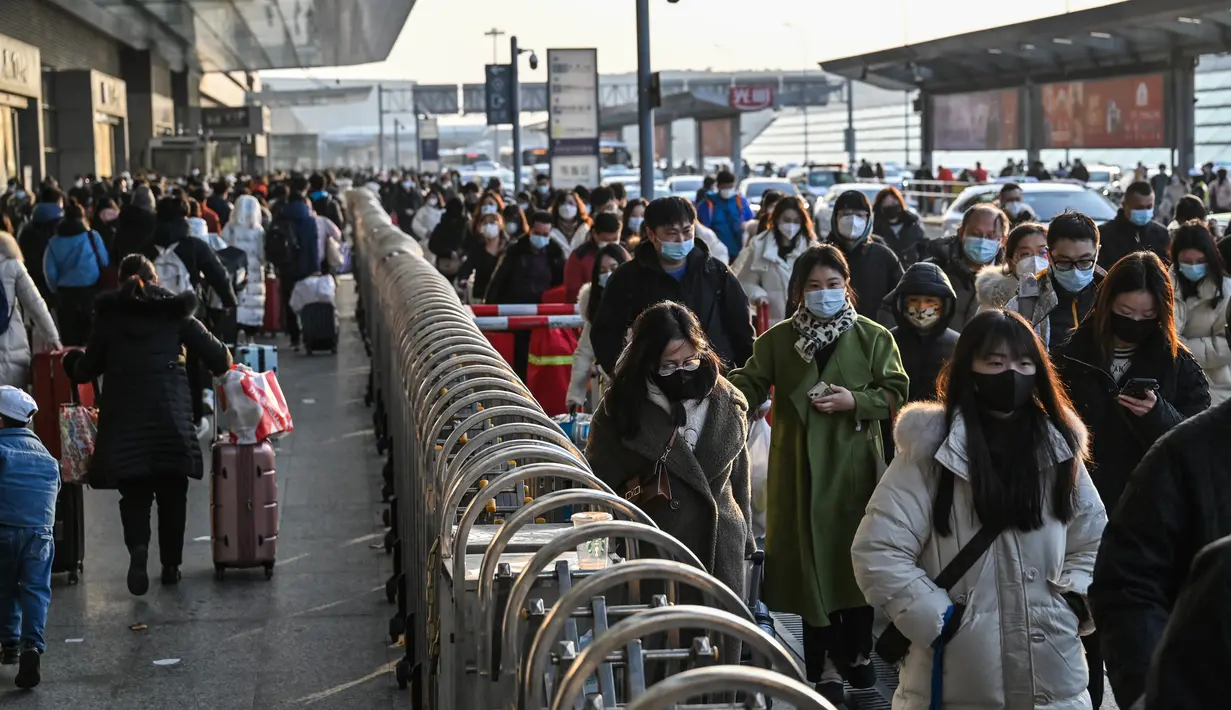 Penumpang tiba di stasiun kereta api Hongqiao di Shanghai (20/1/2023). Migrasi tahunan dimulai dengan jutaan orang kembali ke kampung halaman mereka untuk perayaan Tahun Baru Imlek. (AFP/Hector Retamal)
