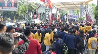 Ratusan mahasiswa Kalimantan Timur saat menggelar aksi demo di depan gedung DPRD Kaltim, pada Jumat (23/8/2024).