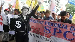 Aksi pantomim Serikat pekerja JICT dan PT Pelindo II saat unjuk rasa di depan KPK, Jakarta, Kamis (11/2). Dalam aksinya, mereka menanyakan pengusutan kasus perpanjangan kontrak JICT yang terindikasi melanggar UU (Liputan6.com/Helmi Afandi)