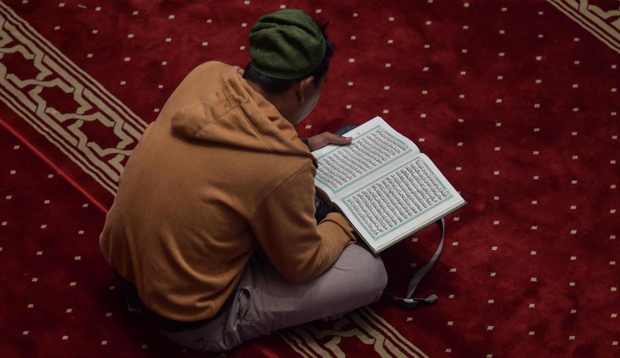 Bagi umat muslim, puasa Ramadan bukan hanya tentang menahan lapar dan haus, tetapi juga melatih pengendalian diri dari hawa nafsu dan perbuatan tercela. (BAY ISMOYO/AFP)