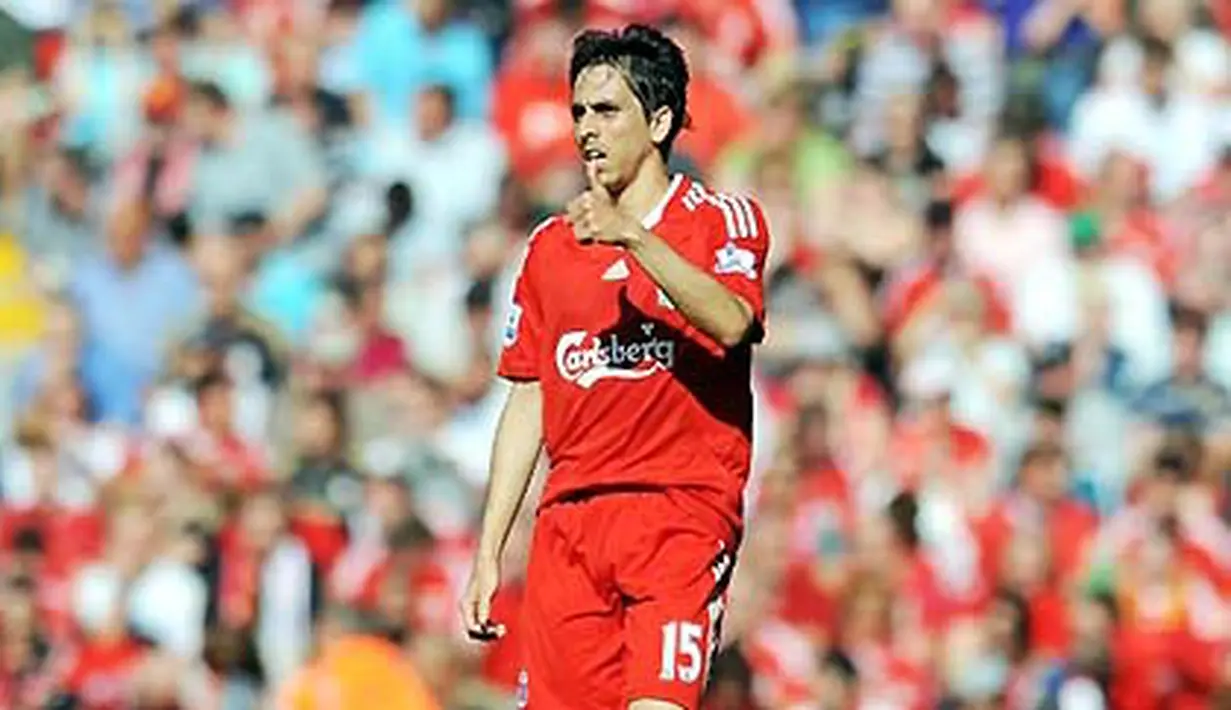Gelandang Liverpool, Yossi Benayoun membukukan hat-trick saat menghadapi Burnley di kancah Liga Premier, 12 September 2009, di Anfield, Liverpool. AFP PHOTO/Paul Ellis