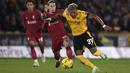 Pemain Wolverhampton Wanderers, Adama Traore berebut bola dengan pemain Liverpool, Kostas Tsimikas pada laga Piala FA 2022/2023 di Molineux Stadium, Wolverhampton, Inggris, 17 Januari 2023. Karier Traore semakin bersinar bersama Wolves. Pemain berkebangsaan Mali tersebut mendarat ke Molineux pada 8 Agustus 2018. Pada musim ini, Traore sempat dipinjamkan ke Barcelona sebelum kembali pada Januari 2023. (AFP/Oli Scarff)