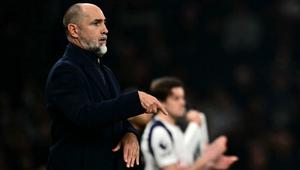 Pelatih kepala Tottenham Hotspur asal Kroasia, Igor Tudor, memberi isyarat selama pertandingan Liga Inggris antara Tottenham Hotspur dan Crystal Palace di Stadion Tottenham Hotspur di London, pada 5 Maret 2026. (Ben STANSALL/AFP)