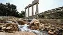 Air mengalir melalui reruntuhan di lokasi kota kuno Cyrene (Shahhat) Yunani-Romawi di Libya timur, sekitar 60(37 mil) barat Derna setelah banjir dahsyat, pada 21 September 2023. (Ozan KOSE / AFP)