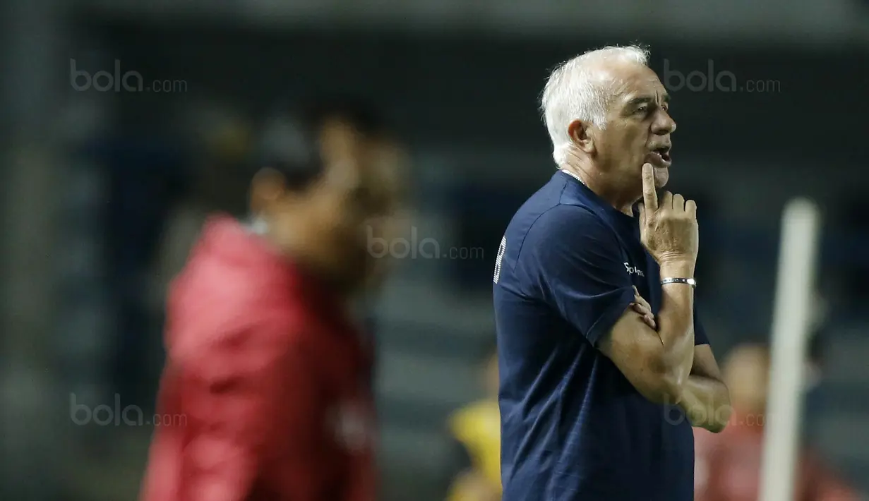 Pelatih Persib, Mario Gomez, memberikan arahan kepada anak asuhnya saat pertandingan melawan PSM pada laga Piala Presiden di Stadion GBLA, Bandung, Jumat (26/1/2018). Persib takluk 0-1 dari PSM. (Bola.com/M Iqbal Ichsan)