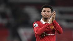 Pemain Manchester United, Jadon Sancho memberikan tepuk tangan setelah laga lanjutan Liga Inggris 2022/2023 melawan Leeds United di Old Trafford, Manchester, 8 Februari 2023. Sancho tercatat sebagai pemain dengan gaji tertinggi di Liga Inggris. Pria berkebangsaan Inggris tersebut diketahui menerima upah sebesar 373.750 pounds per pekan. (AFP/Oli Scarff)