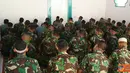 Citizen6, Surabaya: Anggota Batalyon Howitzer-1 Mar melaksanakan Kegiatan Kultum ada bulan Ramadhan 1433 H  di Musholla Batalyon Howitzer-1 Mar Surabaya, Rabu (25/7). (Pengirim: Budi Abdillah).