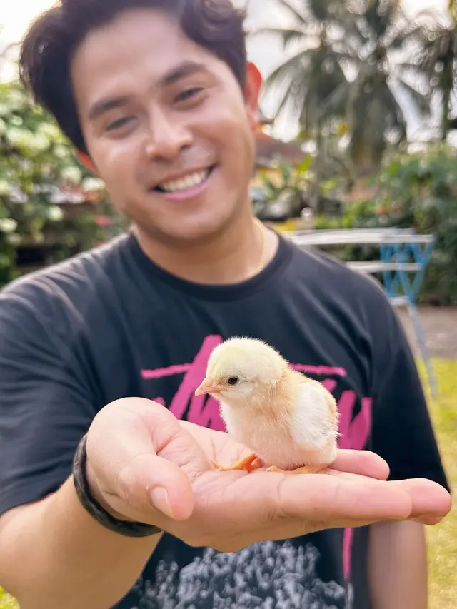 Kedekatan Cakra Khan dengan Satwa