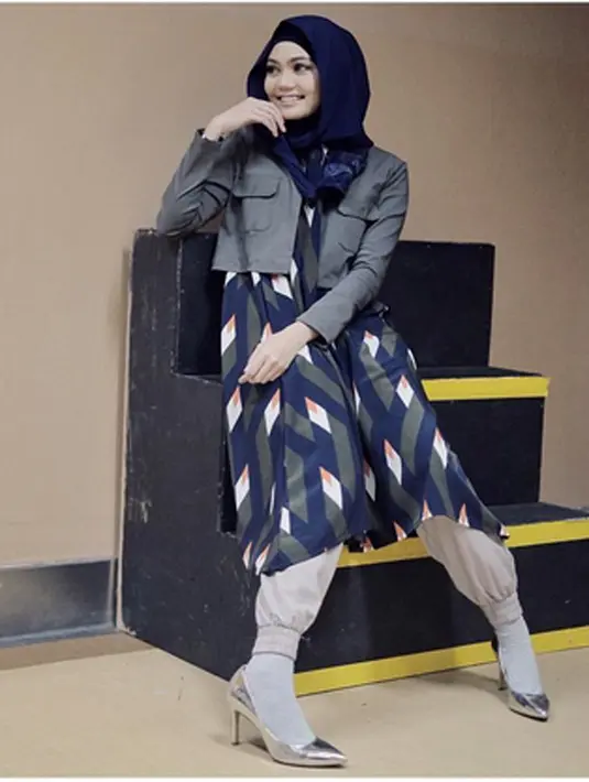 Presenter, pemeran dan penyanyi Rina Nose baru saja memutuskan untuk merubah penampilannya. Ia tampil lebih Islami dengan menutup auratnya. (Instagram/rinanose16)