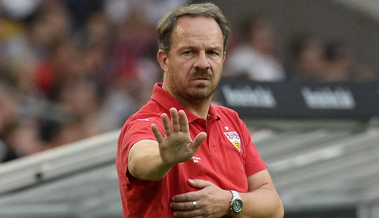 Mantan pelatih VFB Stuttgart, Alexander Zorniger memiliki aturan nyeleneh dengan melarang pemainnya menggunakan headset ketika dihadapan publik. Menurutnya penampilan pemain ketika menggunakan headset terlihat konyol, terlebih jika ukuran kepalanya kecil. (Foto: AFP/Thomas Kienzle)