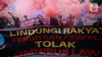 Massa buruh dengan berbagai atribut melakukan unjuk rasa menolak UU Omnibus Law Cipta Kerja di area Patung Kuda, Jakarta, Rabu (28/10/2020). Bertepatan dengan Hari Sumpah Pemuda, mereka menuntut Presiden Joko Widodo menerbitkan Perppu guna membatalkan UU Cipta Kerja. (Liputan6.com/Faizal Fanani)