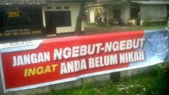 Cara Polisi Ingatkan Warga Agar Tertib Lalu Lintas Ini Kocak
