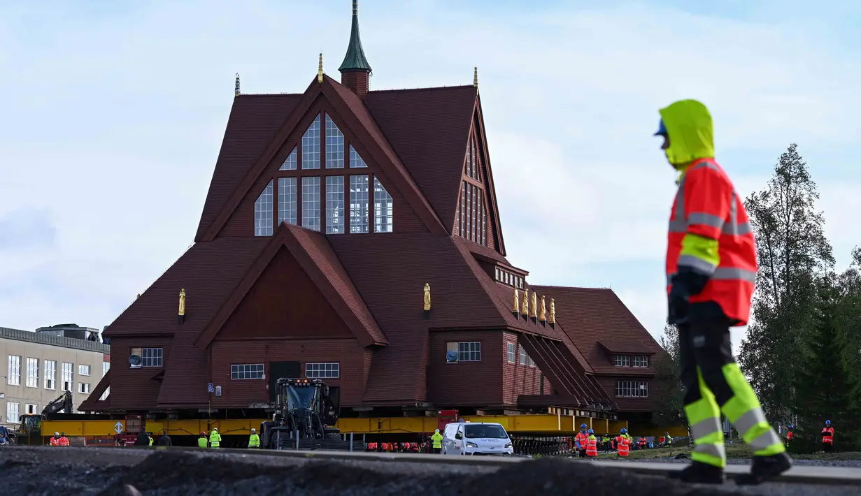 Pemindahan gereja ini imbas perluasan tambang bijih besi yang dioperasikan oleh perusahaan pertambangan milik negara Swedia, LKAB. (Jonathan Nackstrand/AFP)