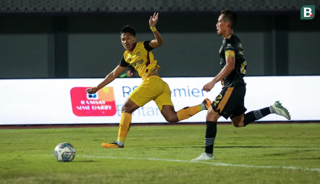 <p>Pemain Persikabo 1973, Yandi Sofyan Munawar (kiri) mencetak gol ketiga timnya ke gawang Dewa United FC dalam laga pekan ke-2 BRI Liga 1 2022/2023 antara Dewa United melawan Persikabo 1973 di Indomilk Arena, Tangerang, Minggu (31/7/2022) malam WIB. (Bola.com/Bagaskara Lazuardi)</p>