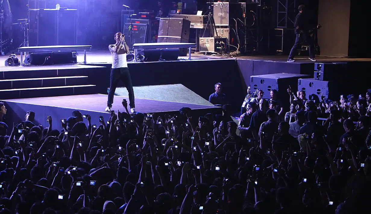 Chester membuka konser dengan dengan lagu berjudul Papercut. Puluhan ribu penonton yang memadati konser sorak histeris sejak baru dibuka sekitar pukul 20.30 WIB. (Bambang E. Ros/Bintang.com)