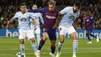 Gelandang Barcelona, Frenkie de Jong (tengah) membawa bola dari kawalan dua pemain Celta Vigo, Nestor Araujo dan Fran Beltran pada pertandingan lanjutan La Liga Spanyol di stadion Camp Nou (9/11/2019). Barcelona menang telak 4-1 atas Vigo. (AP Photo/Joan Monfort)