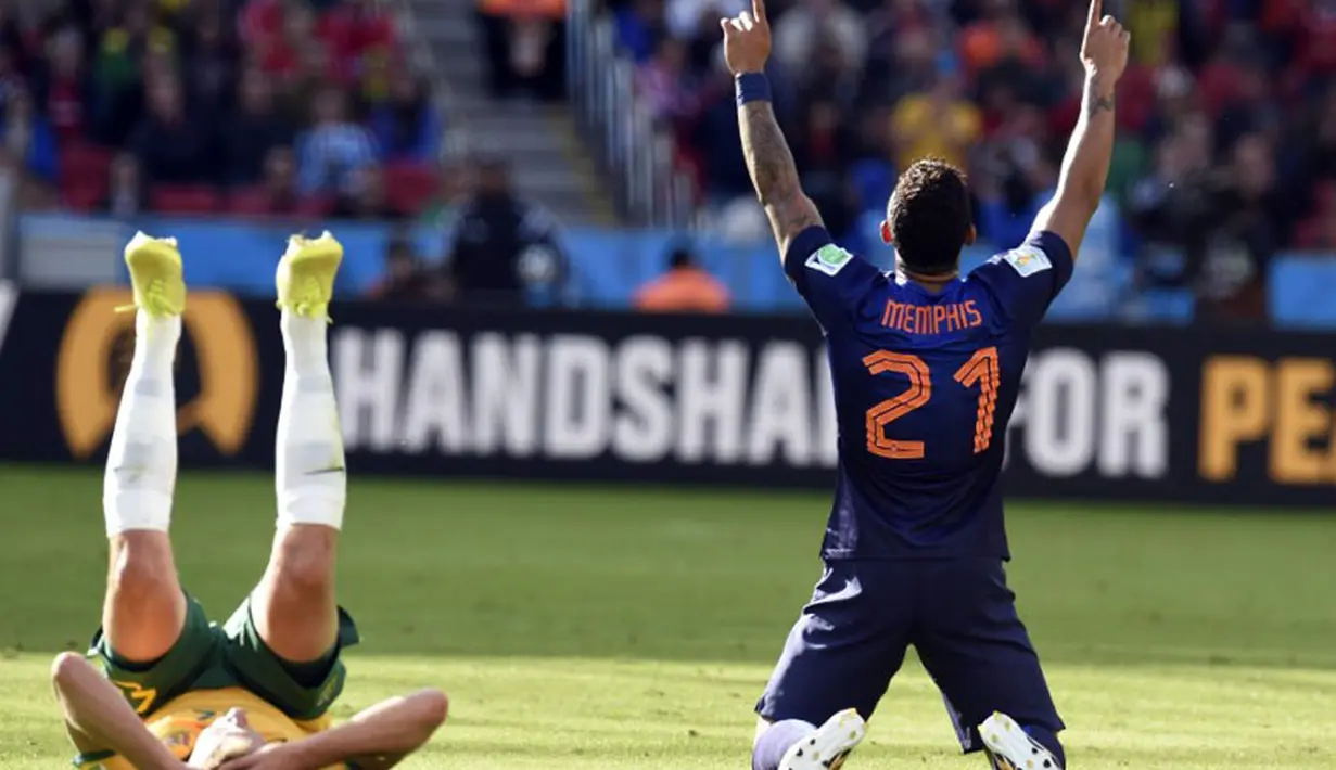 Selebrasi pemain depan Belanda, Memphis Depay (kanan) usai mencetak gol ke gawang Australia dan memastikan satu tempat De Oranje di babak 16 besar. (18/6/2014). (AFP PHOTO/Juan Barreto)