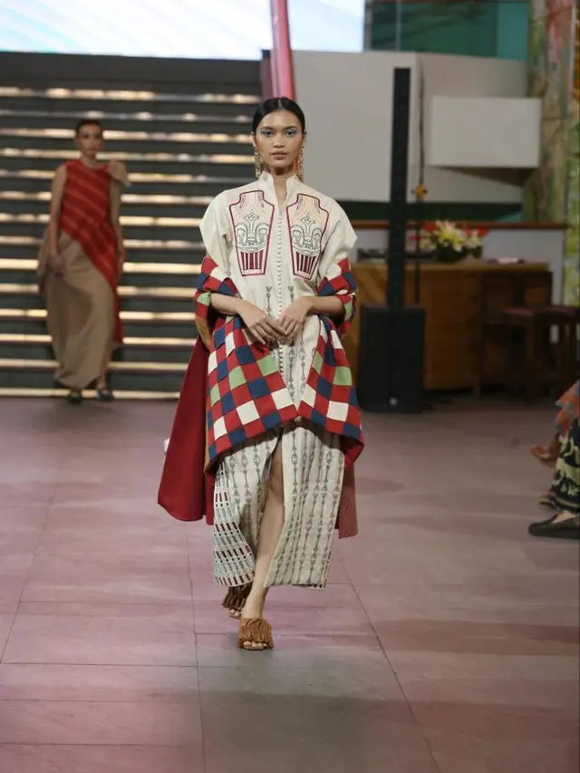 Kreasi Seni Pahat Batak dalam Koleksi Teranyar Tobatenun ‘Kayu dan Kosmos’