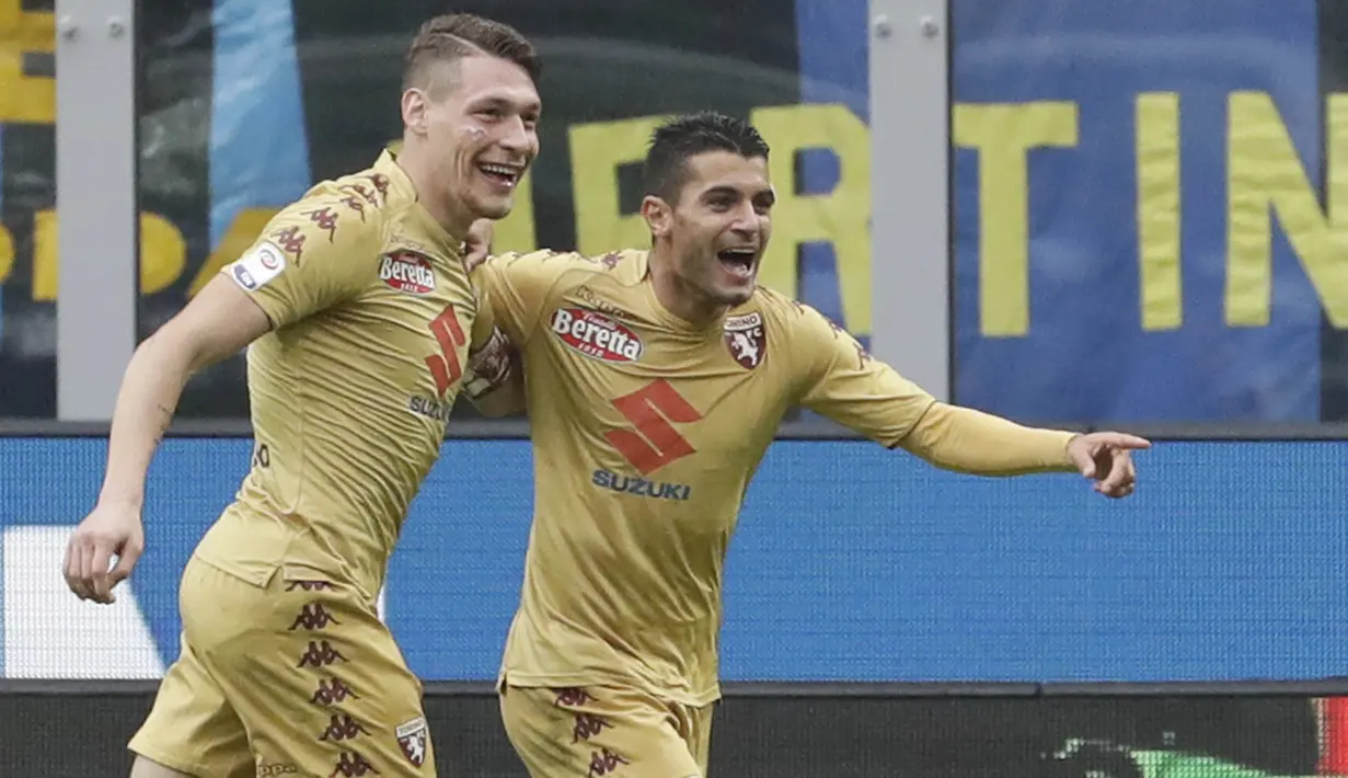 Gelandang Torino, Iago Falque, merayakan gol yang dicetaknya ke gawang Inter Milan pada laga Serie A Italia di Stadion San Siro, Milan, Minggu (5/11/2017). Kedua klub bermain imbang 1-1. (AP/Luca Bruno)