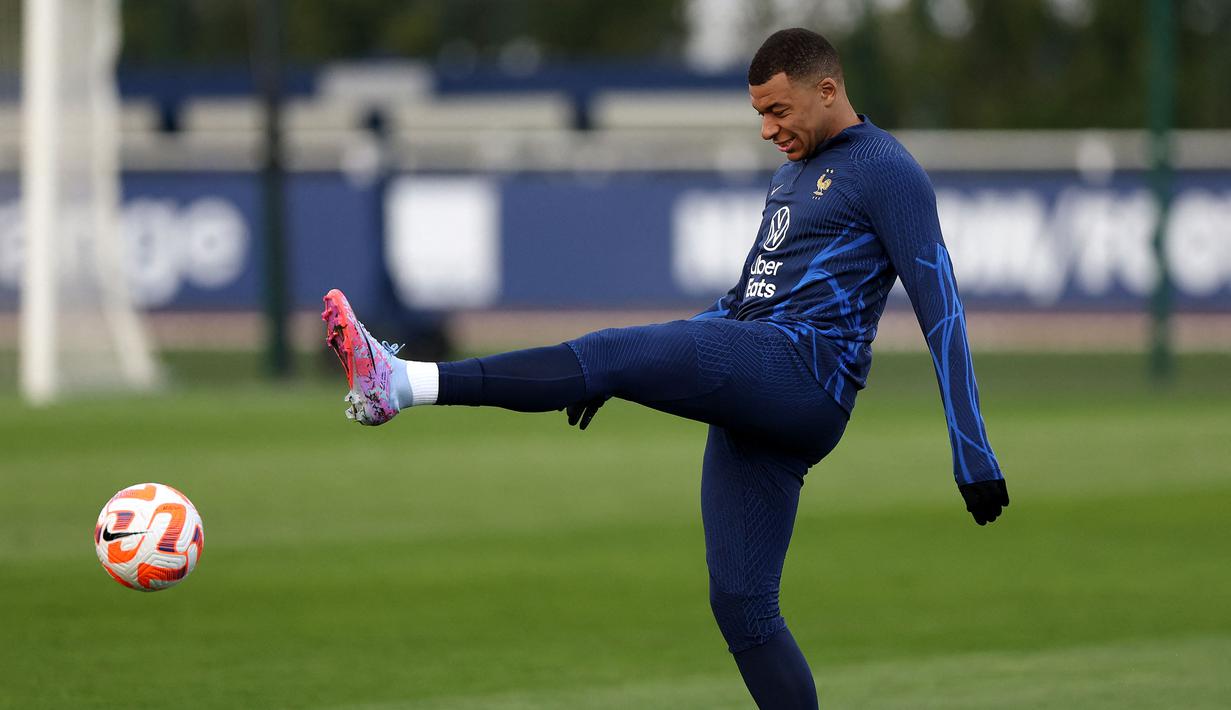 Pemain Timnas Prancis, Kylian Mbappe saat berlatih menjelang Kualifikasi Euro 2024 di Clairefontaine-en-Yvelines pada 21 Maret 2023. Mbappe akan memulai debut sebagai kapten Les Bleus pada 25 Maret 2023 saat melawan Belanda. (AFP/Franck Fife)