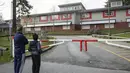 Warga melihat Sekolah Dasar Cambridge yang ditutup karena wabah COVID-19 di Surrey, British Columbia, Kanada (15/11/2020). Kasus baru COVID-19 di Kanada terus meningkat dan beberapa provinsi di negara itu telah memecahkan rekor jumlah kasus COVID-19. (Xinhua/Liang Sen)