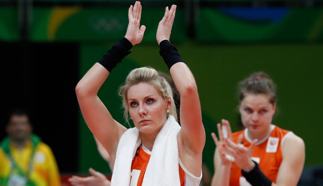 Atlet voli wanita Belanda, Laura Dijkema bertepuk tangan usai pertandingan melawan tim Tiongkok pada semifinal Olimpiade Rio 2016 di Rio de Janeiro, Brasil, (18/8). (AFP PHOTO / Thomas COEX)