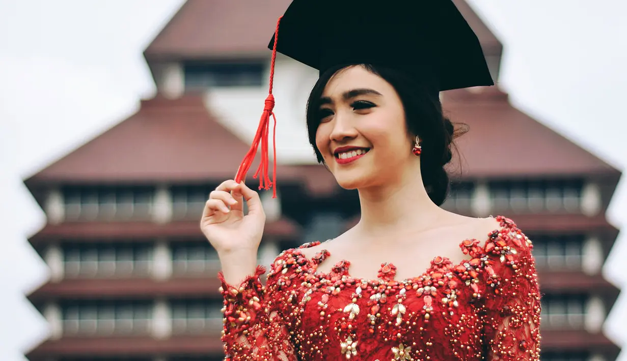 Walaupun sibuk di dunia hiburan Indonesia, akan tetapi Febby Rastanty tetap tak melupakan dunia pendidikan. (Foto: instagram.com/febbyrastanty)