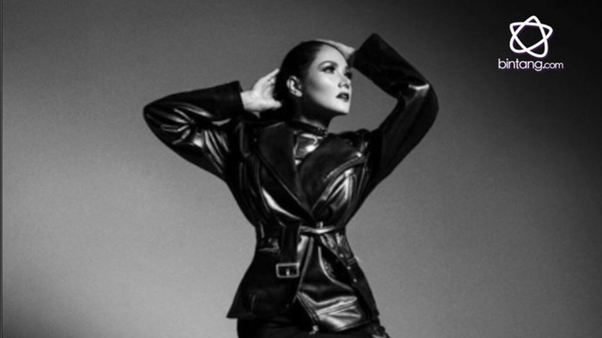 Begini Gaya Sensual Mulan Jameela Saat Sesi Pemotretan - Entertainment