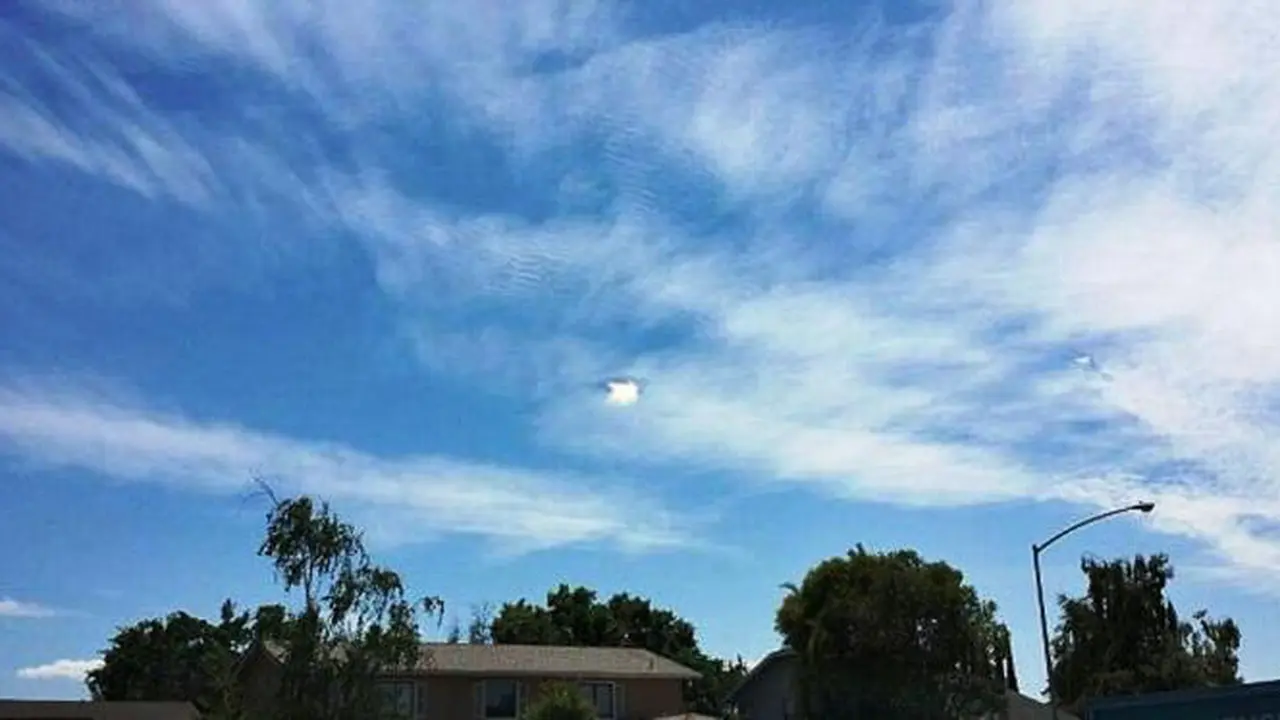 Penampakan Lubang Putih Misterius di California