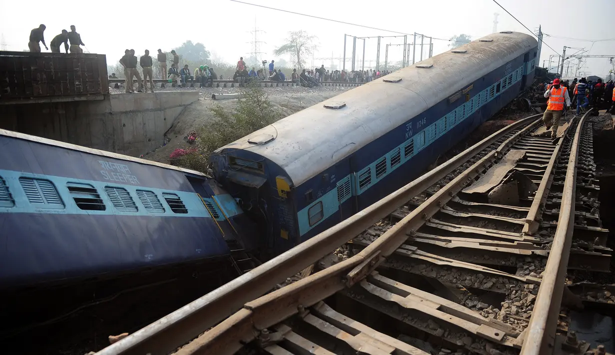 Kondisi kereta yang tergelincir di Kanpur, India utara, Rabu (28/12). Peristiwa tersebut mengakibatkan 2 orang tewas dan 43 lainnya luka-luka. (AFP PHOTO / SANJAY Kanojia)
