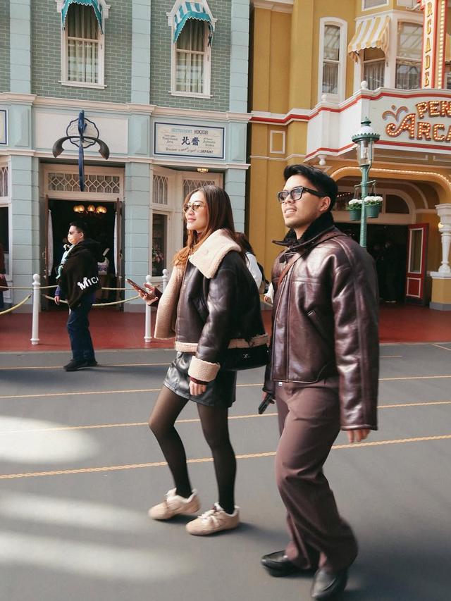 Potret Aaliyah Massaid dan Thariq Halilintar di Disneyland Tokyo (credit: instagram/aaliyah.massaid).