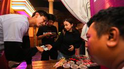 Sejumlah pengunjung melakukan regristrasi saat acara Roaring Night Liga Inggris anrtara West Ham melawan Arsenal yang berlangsung di Triboon, Cilandak, Jakarta Selatan, Minggu (11/02/2024) malam WIB. (Bola.com/Bagaskara Lazuardi)