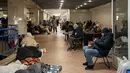 Sedikitnya, tiga orang dinyatakan tewas dan 13 lainnya luka-luka menjadi korban serangan udara Rusia. Tampak dalam foto, warga berlindung di stasiun metro selama serangan pesawat tak berawak dan rudal Rusia di Kyiv, Ukraina, pada 9 Januari 2026 pagi hari waktu setempat, di tengah invasi Rusia ke Ukraina. (Serhii Okunev/AFP)