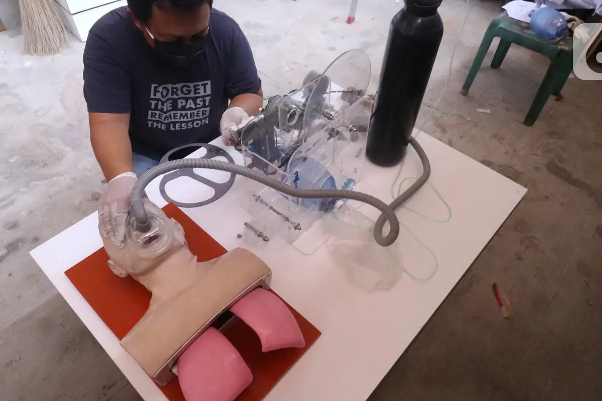 FOTO: Pria Ini Buat Ventilator untuk Pasien COVID-19