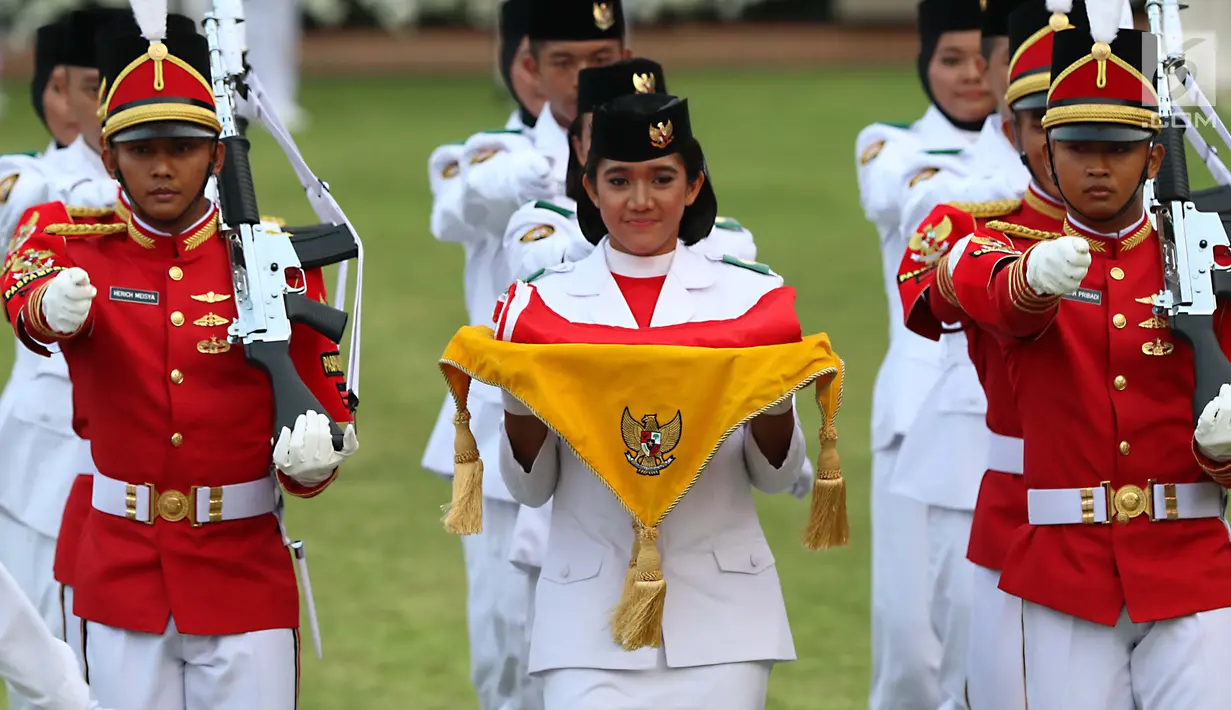 Anggota Paskibraka, Ruth Celine Eglesya Purba bersiap menyerahkan Bendera Merah Putih kepada Presiden Joko Widodo usai Upacara Penurunan Bendera HUT ke-72 Kemerdekaan RI di Istana Merdeka, Jakarta, Kamis (17/8). (Liputan6.com/Pool)